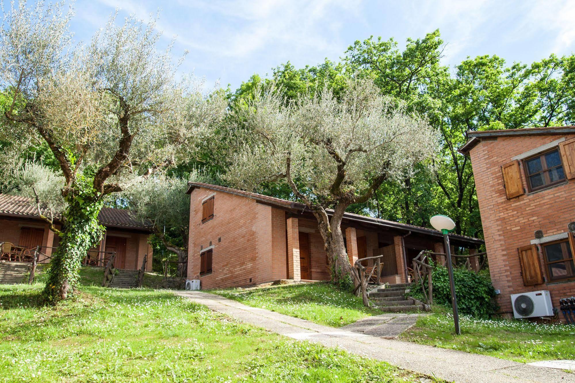 Cerquestra Camping Village Monte del Lago ภายนอก รูปภาพ